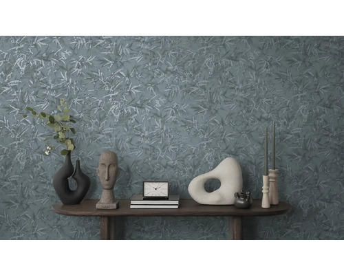 Dekoratives Arrangement mit floral gemusterter Tapete, Vasen, Skulpturen und Tisch