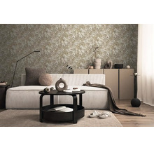 Wohnzimmer mit Sofa, Couchtisch und Blumentapete