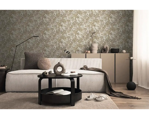 Wohnzimmer mit Sofa, Couchtisch und Blumentapete