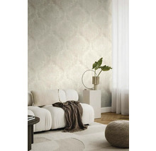 Heller Wohnraum mit gemusterter Tapete, Sofa, Teppich und Dekoration