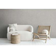 Wohnzimmer-Szene mit Sofa, Sessel und Beistelltisch
