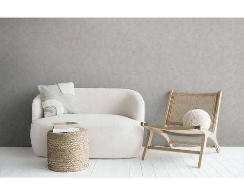 Wohnzimmer-Szene mit Sofa, Sessel und Beistelltisch