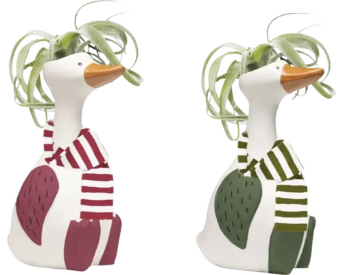 Deux figurines décoratives d'oies avec écharpe et plantes