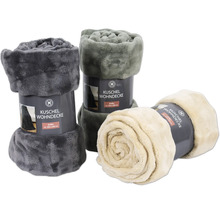 Trois couvertures douillettes roulées de différentes couleurs avec banderole et indication de taille d'environ 150 x 200 centimètres