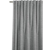 Graue Gardine mit Faltenaufhängung an einer Gardinenstange