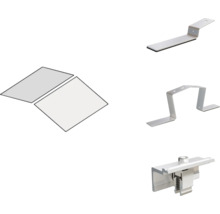 Kit de montage pour systèmes photovoltaïques avec panneaux solaires, supports et pinces en métal.
