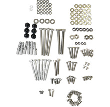 Verschiedene Schrauben, Muttern, Unterlegscheiben und Dübel