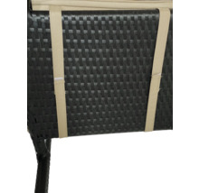 Detailansicht eines schwarzen Rattansessels mit beigen Bändern