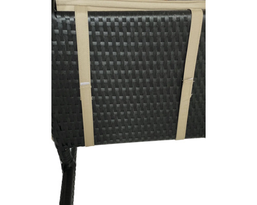 Detailansicht eines schwarzen Rattansessels mit beigen Bändern