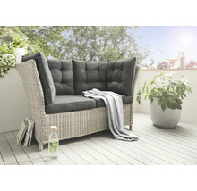 Ensemble de salon de jardin en rotin avec coussins gris sur une terrasse.