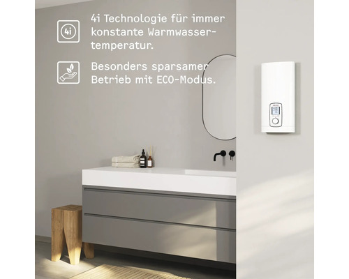 Badezimmer mit Waschbecken und Warmwasserbereiter