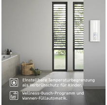 Badezimmer mit elektronischem Warmwasserbereiter, Badewanne und Fenstern mit Jalousien