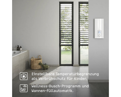 Badezimmer mit elektronischem Warmwasserbereiter, Badewanne und Fenstern mit Jalousien