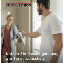 Paar im Badezimmer mit Stiebel Eltron Logo
