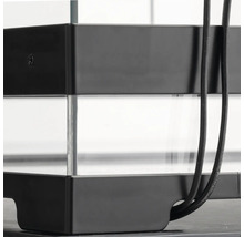 Detailansicht vun engem Aquarium mat Glasbehälter a Kabelen