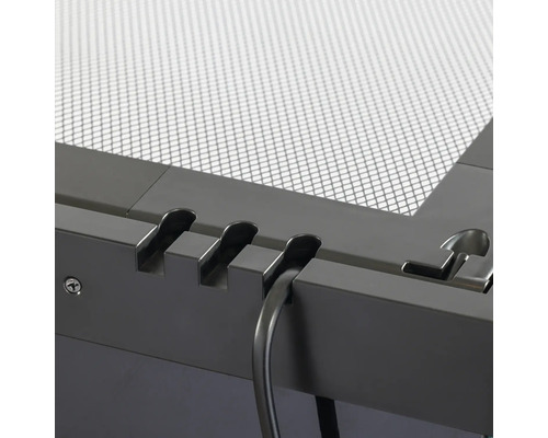 Detailansicht einer Dunstabzugshaube mit Kabelführung