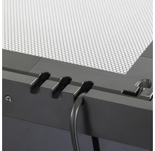 Detailaufnahme eines Kabels, das durch eine Kabelführung verläuft