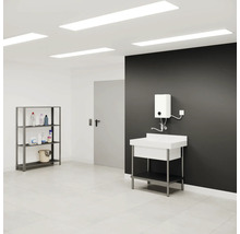 Buanderie avec évier, chauffe-eau, étagère et produits de nettoyage