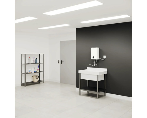 Buanderie avec évier, chauffe-eau, étagère et produits de nettoyage