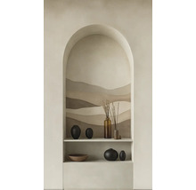 Dekoratives Regal mit Vasen und Schale vor Wandmalerei