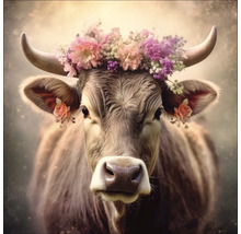 Portrait d'une vache avec une couronne de fleurs