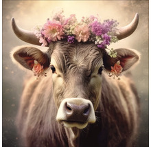 Porträt einer Kuh mit Blumenschmuck auf dem Kopf