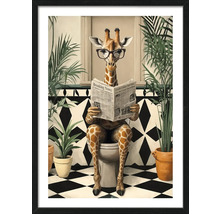 Gerahmtes Bild einer Giraffe mit Brille, die auf einer Toilette sitzt und Zeitung liest, umgeben von Pflanzen