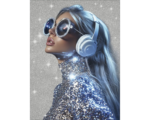 Frau mit Kopfhörern und Sonnenbrille