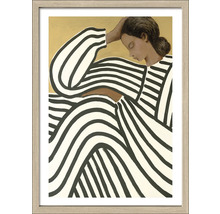 Image encadrée d'une femme en robe rayée