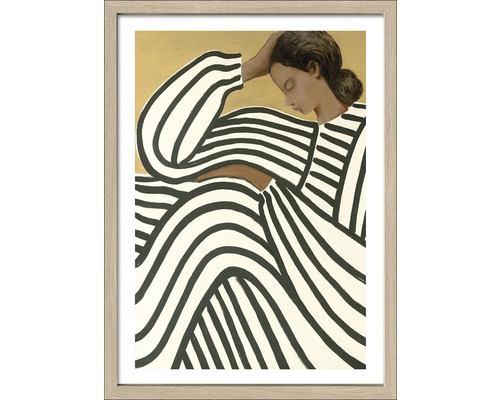 Image encadrée d'une femme en robe rayée