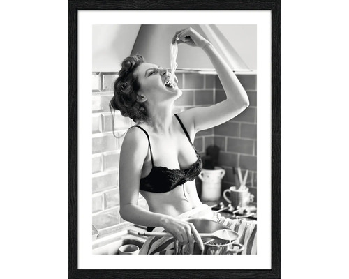 Gerahmtes Bild After The Party 33x43 cm Schwarzweiß-Fotografie einer Frau, die in der Küche Spaghetti isst, gerahmt