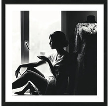 Gerahmtes Bild einer Frau, die am Fenster sitzt und eine Tasse hält