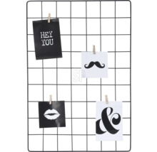 Memoboard aus Metallgitter mit Fotos und Notizen