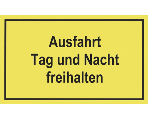 Schild mit der Aufschrift Ausfahrt Tag und Nacht freihalten