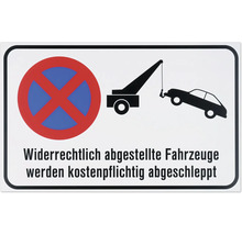 Schild: Falsch geparkte Fahrzeuge werden kostenpflichtig abgeschleppt.
