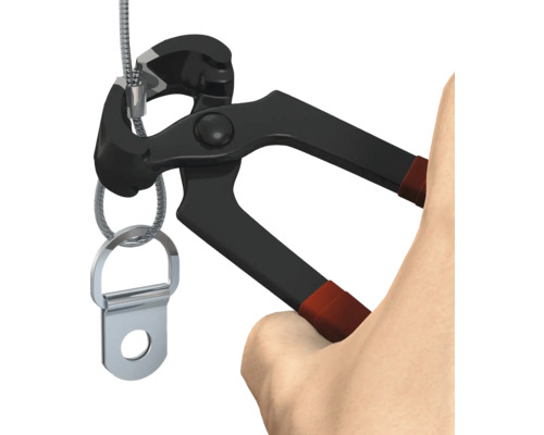 Hand hält Drahtseilklemme zum Befestigen eines Bildaufhängers