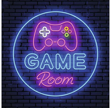 Neonreklame mit dem Schriftzug Game Room und einem Gamecontroller auf einer Ziegelwand