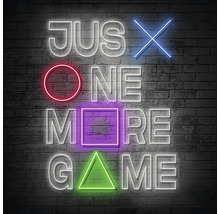 Leuchtreklame mit dem Text Nur noch ein Spiel und den Spielstationssymbolen auf Ziegelwand