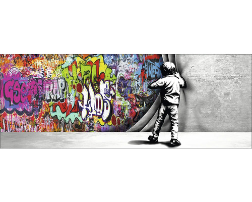 Mur décoratif avec graffitis et un garçon ouvrant un rideau