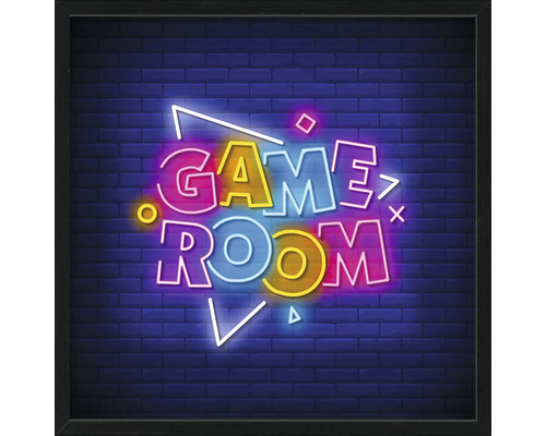 Art mural décoratif encadré avec inscription « Game Room » style néon devant un mur de briques