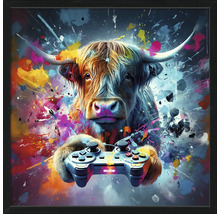 Gerahmtes Bild einer Kuh mit einem Gamecontroller vor einem Farbspritzer-Hintergrund