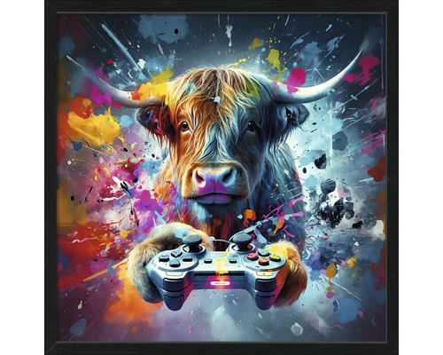Gerahmtes Bild einer Kuh mit einem Gamecontroller vor einem Farbspritzer-Hintergrund