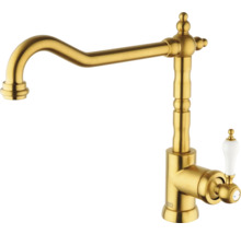 Goldfarbene Küchenarmatur mit klassischem Design und weißem Griff