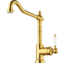 Goldfarbene Küchenarmatur mit Porzellangriff