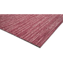 Gros plan d'une dalle de moquette à structure linéaire.