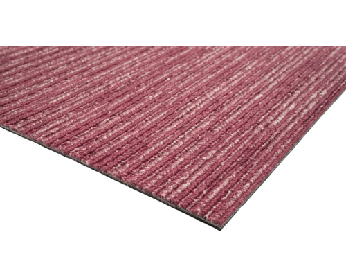 Gros plan d'une dalle de moquette à structure linéaire.