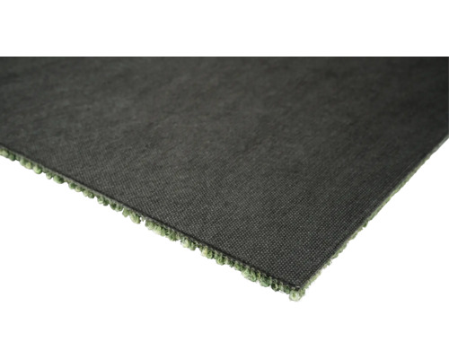 Gros plan d'un morceau de gazon synthétique.