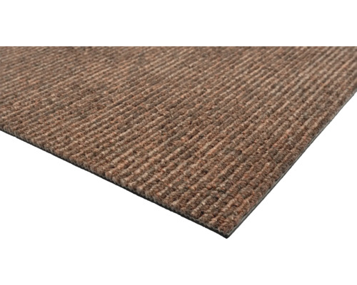 Tapis brun avec structure côtelée.