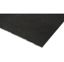 Gros plan d'un morceau de gazon synthétique noir.