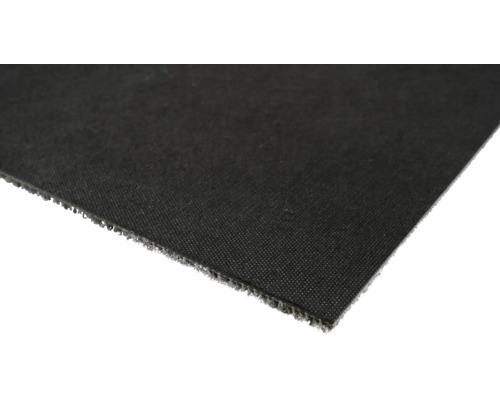 Gros plan d'un morceau de gazon synthétique noir.